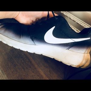 Fade black/white Nike roshe runs